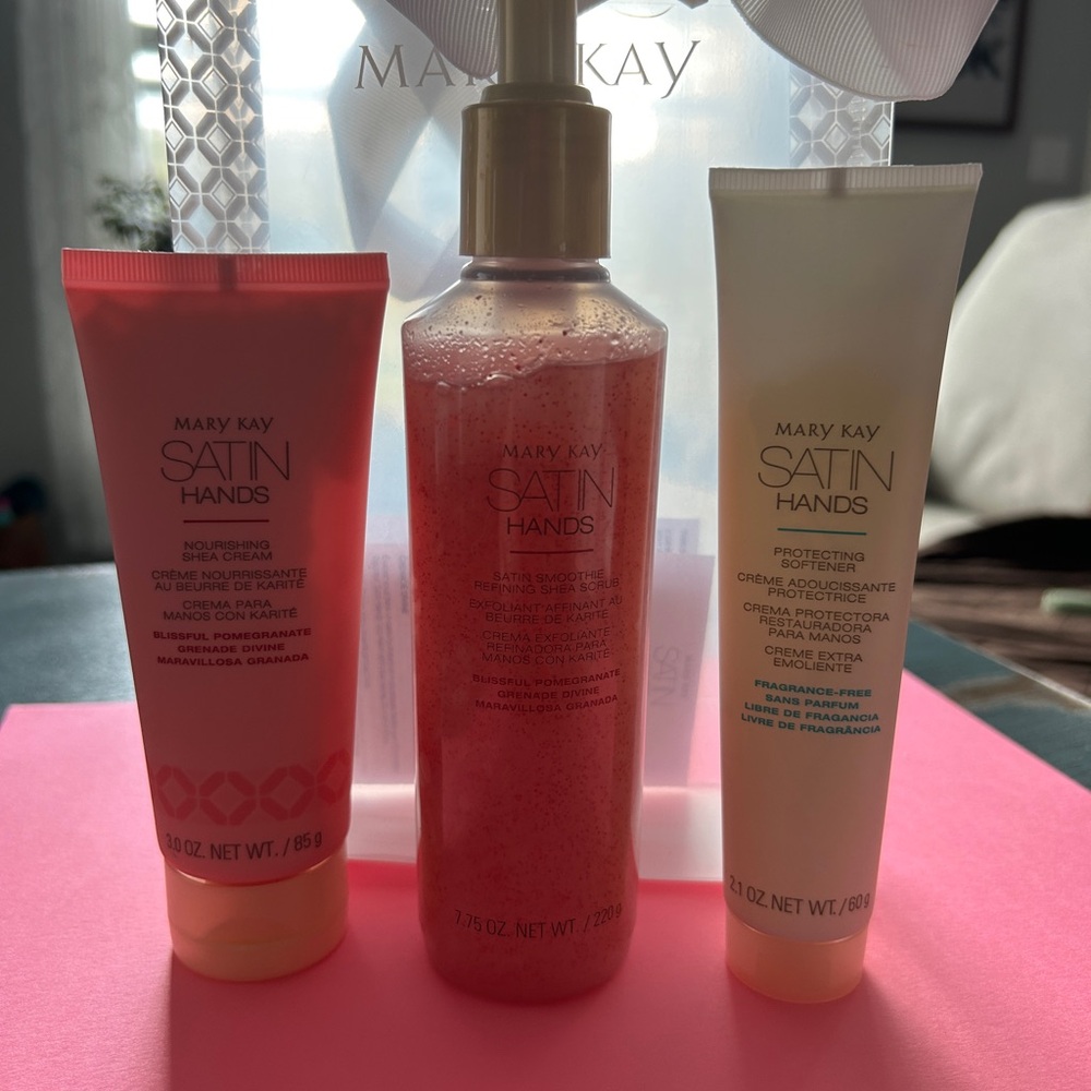 New Mary Kay Satin Hands Set — Blissful Pomegranate